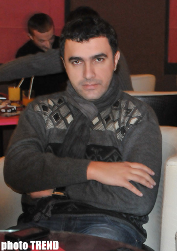 Двухметровый певец из Азербайджана  влюбился в модель из Молдовы (фотосессия)