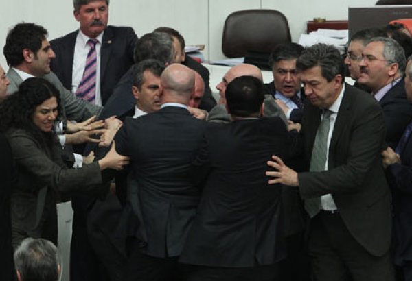 В парламенте Турции произошла драка