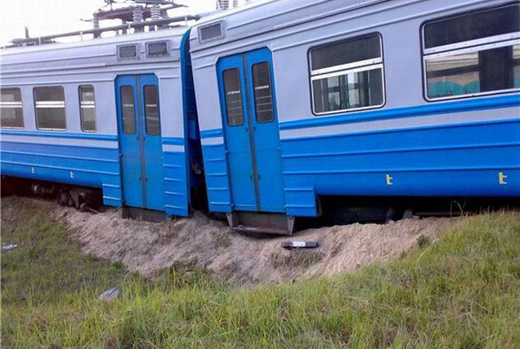 В Азербайджане столкнулись поезд и автобус, есть погибшие и раненые (версия 3)