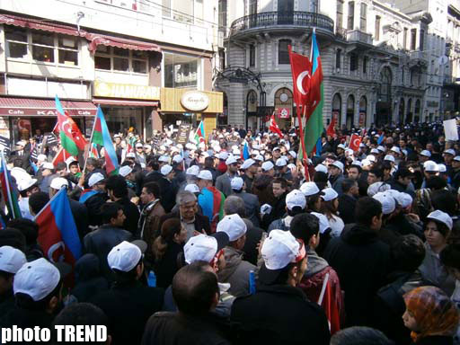 İstanbulun Taksim meydanında Xocalı soyqırımı ilə bağlı mitinq keçirilir (ƏLAVƏ OLUNUB-2) (FOTO)