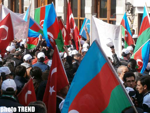 В Стамбуле продолжается митинг, посвященный 20-летию Ходжалинского геноцида (ФОТО)