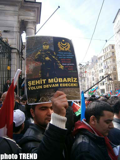 В Стамбуле продолжается митинг, посвященный 20-летию Ходжалинского геноцида (ФОТО)