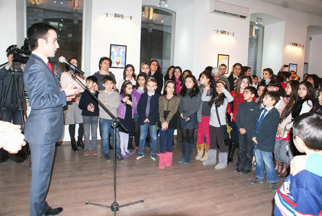 В Баку состоялась выставка "8 марта глазами детей" (фото)