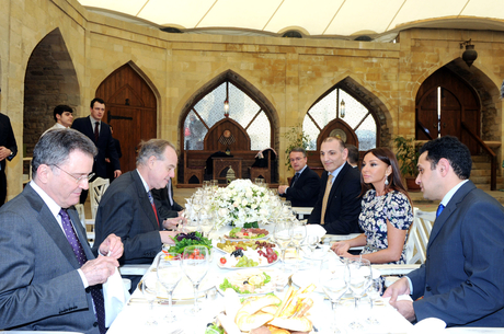От имени первой леди Азербайджана в честь министра культуры Франции был дан обед