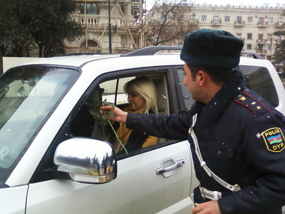 Подарки от дорожной полиции Баку более ста женщинам-водителям (фото)