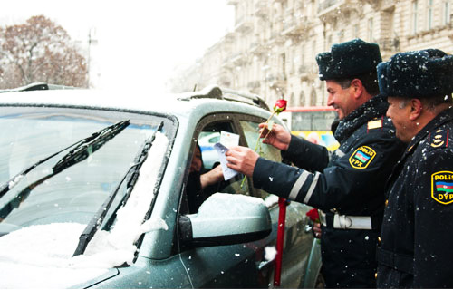 Дорожная полиция Баку поздравила женщин с 8 марта