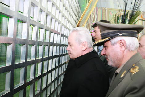 Начался визит министра обороны Азербайджана в Иран (ФОТО)
