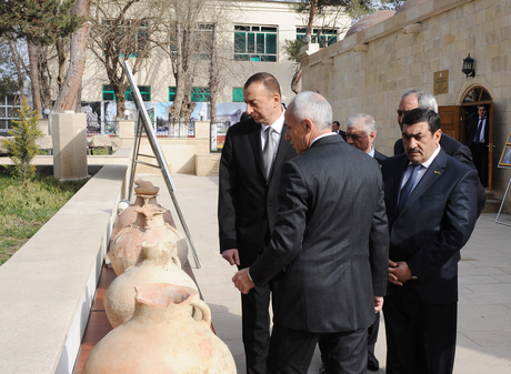 Azerbaijani President inspects Juma Mosque after major overhaul (PHOTO)