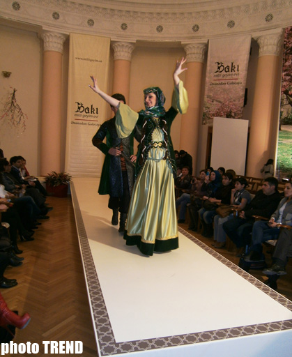 В Баку прошло дефиле азербайджанской национальной одежды - танцоры стали моделями (фотосессия)