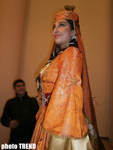 В Баку прошло дефиле азербайджанской национальной одежды - танцоры стали моделями (фотосессия)