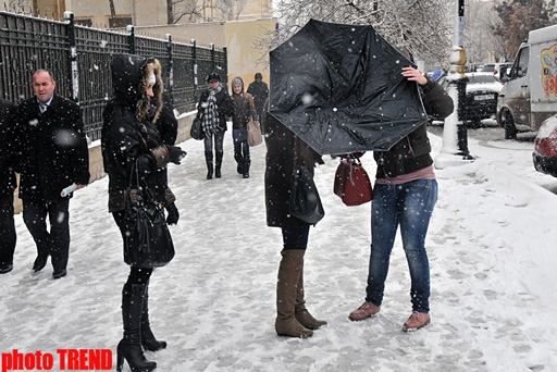 В Баку идет сильный снег (ФОТО)