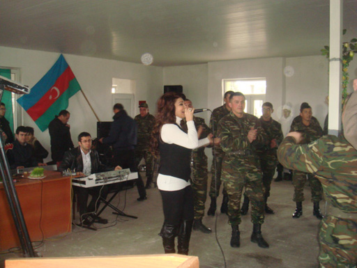 Народная артистка Азербайджана Назпери Досталиева выступила с праздничными концертами перед солдатами (фото)