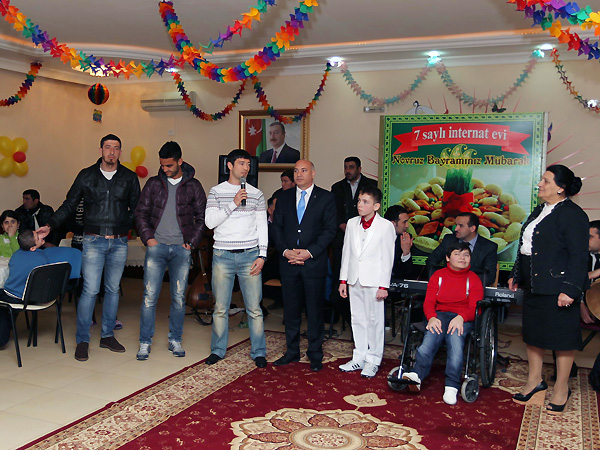 Futbol üzrə Azərbaycan millisinin üzvləri uşaq evində olublar (FOTO)