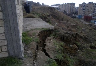 Активизировалась оползневая зона в поселке Масазыр, под угрозой находятся жилые дома