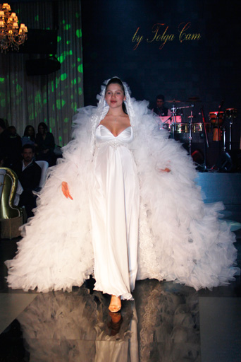 Гюнай Мусаева вышла на турецкий подиум в специальном свадебном платье (фотосессия)