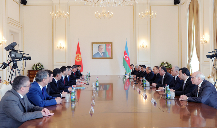 Состоялась расширенная встреча президентов Азербайджана и Кыргызстана с участием делегаций двух стран