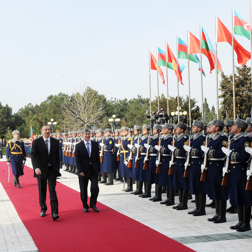 В Баку состоялась церемония официальной встречи президента Кыргызстана (ФОТО)