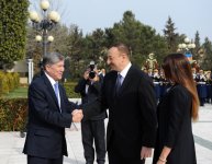 В Баку состоялась церемония официальной встречи президента Кыргызстана (ФОТО)