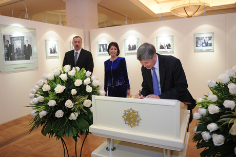 Qırğızıstan Prezidenti və xanımı Heydər Əliyev Fondunda olublar (FOTO)