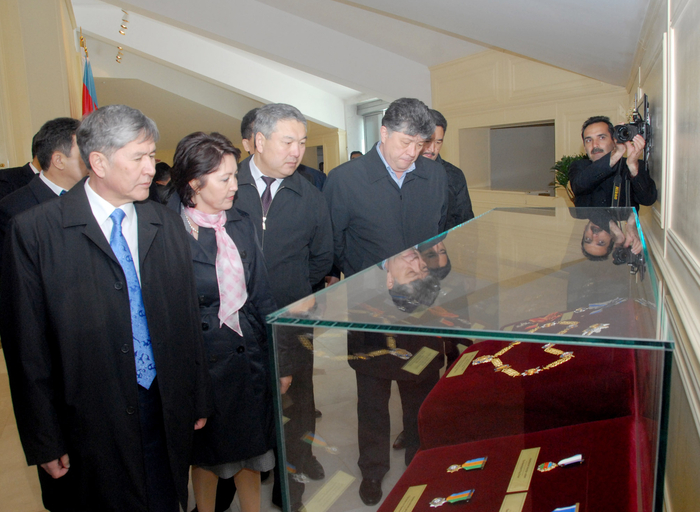 Kyrgyz President and his spouse visit National Flag Square in Baku (PHOTO)