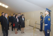 Президент Кыргызстана и его супруга ознакомились с площадью Государственного флага в Баку (ФОТО)