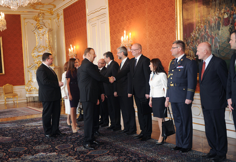 Azerbaijani President officially welcomed to Czech Republic (PHOTO)