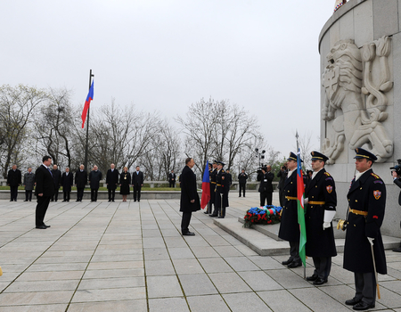 Президент Ильхам Алиев посетил национальный мемориал Витков в Праге (ФОТО)