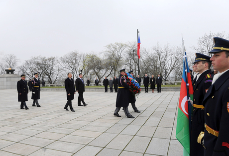 İlham Əliyev Praqanın Vitkov Milli Memorialını ziyarət edib (FOTO)