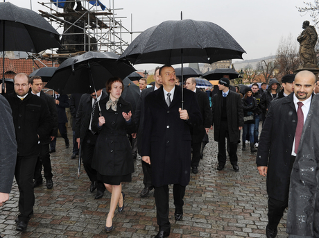 President Ilham Aliyev becomes familiar with Charles Bridge in Prague  (PHOTO)