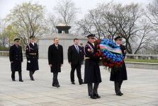 Президент Ильхам Алиев посетил национальный мемориал Витков в Праге (ФОТО)