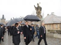 Ильхам Алиев ознакомился с Карловым мостом в Праге (ФОТО)