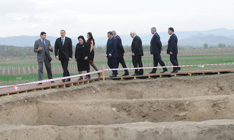 İlham Əliyev Tovuz rayonu ərazisində Göytəpə neolit dövrü arxeoloji abidəsi ilə tanış olub (FOTO)