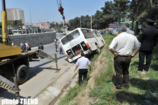 Bakı Yol Polisi: Bakıda sərnişin avtobusunun aşması nəticəsində dörd nəfər xəsarət alıb (ƏLAVƏ OLUNUB-2) (FOTO)