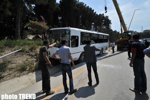 В Баку маршрутный автобус попал в ДТП