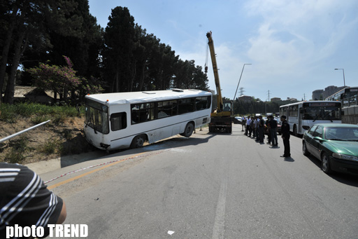 В Баку маршрутный автобус попал в ДТП - есть погибший и пострадавшие