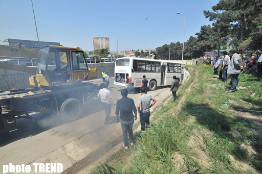 Bakı Yol Polisi: Bakıda sərnişin avtobusunun aşması nəticəsində dörd nəfər xəsarət alıb (ƏLAVƏ OLUNUB-2) (FOTO)