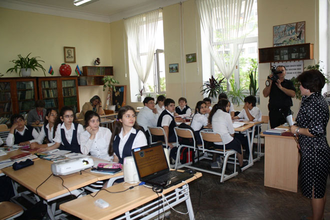 В школах Баку вакантными остаются 282 преподавательских места