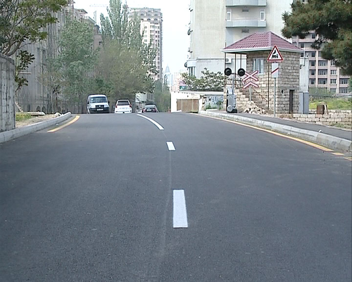 На ряде автодорог Баку частично ограничено движение транспорта