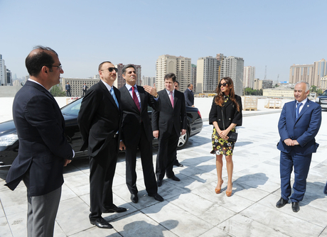 Президент Ильхам Алиев и его супруга ознакомились со строительными работами в Центре Гейдара Алиева и перед отелем «Hilton» (ФОТО)