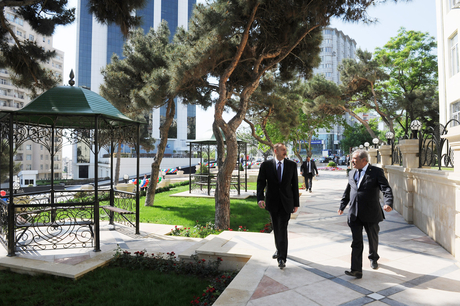 İlham Əliyev Bakının İnşaatçılar prospektində salınan yeni istirahət parkı ilə tanış olub (FOTO)