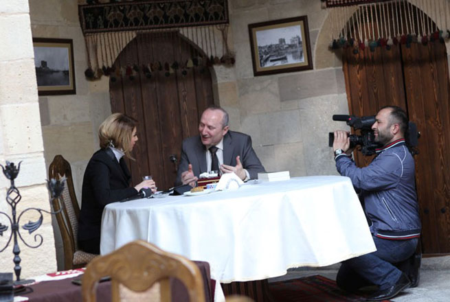 Азербайджанская певица стала телеведущей TMB и взяла интервью у губернатора Эскишехира  (фото)