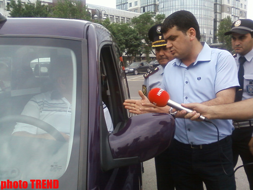 Baku traffic police distribute leaflets to drivers on Eurovision-2012 (PHOTO) - Gallery Image