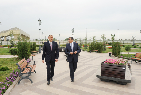 Prezident İlham Əliyev Heydər Əliyev prospektinin Suraxanı rayonu ərazisindən keçən hissəsində yeni salınmış parkın açılışında iştirak edib (FOTO)