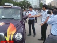 Baku traffic police distribute leaflets to drivers on Eurovision-2012 (PHOTO) - Gallery Thumbnail
