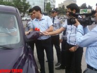 Дорожная полиция Баку раздает водителям буклеты в связи с "Евровидением-2012" (ФОТО)