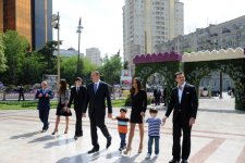 Azərbaycan Prezidenti və xanımı Bakıda təşkil olunan Gül bayramında iştirak ediblər (FOTO) - Gallery Thumbnail