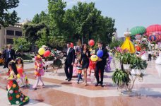 Президент Азербайджана и его супруга приняли участие в Празднике цветов в Баку (ФОТО)