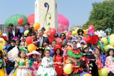 Президент Азербайджана и его супруга приняли участие в Празднике цветов в Баку (ФОТО)