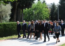Президент Азербайджана почтил память общенационального лидера Гейдара Алиева (версия 2) (ФОТО)