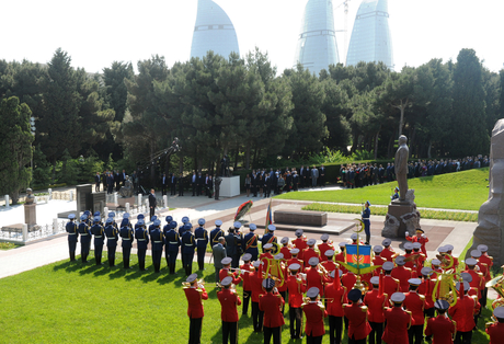 Президент Азербайджана почтил память общенационального лидера Гейдара Алиева (версия 2) (ФОТО)